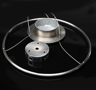 Supporto circolare da soffitto in metallo con anello esterno e disco interno forato, vista dall'alto su sfondo nero