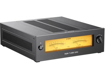 FiiO Warmer R2R svart DAC-lydkonverter, trekvart visning med doble oransje bakbelyste VU-målere