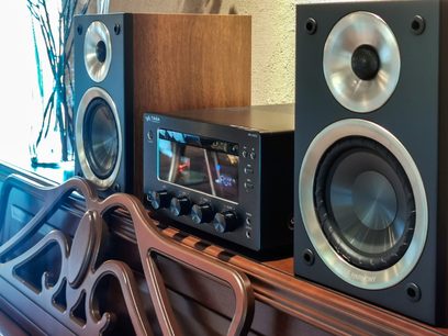 Højkvalitets "Taga Harmony HTR-1000CD V.2 sort" hi-fi-system. Front med højttalere, LCD-skærm, kontrolknapper og -hjul