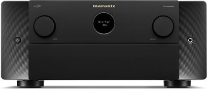 Melnas krāsas Marantz AV 30 mājas kinozāles priekšpastiprinātājs ar apaļu centrālo ekrānu priekšējā panelī un divām lielām sānu pogām