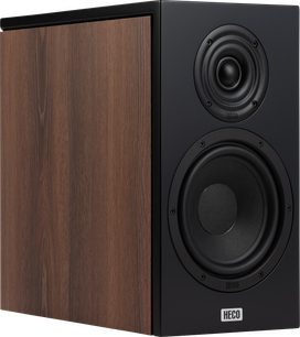 Diffusore da scaffale Heco Aurora XT 300 noce, vista angolata, pannello laterale in legno di noce, frontale nero con 2 altoparlanti circolari