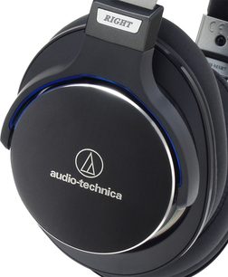 Audio-Technica ATH-MSR7 hovedtelefoner i sort, set fra højre side, højre ørekop med "audio-technica"-logo, knap med "RIGHT"