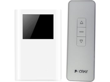 Conjunto de mando a distancia y receptor inalámbrico Oray OPTCOMMANDRAD8, carcasa de plástico gris metalizado para el mando y blanca para el receptor, vista frontal, mando a distancia rectangular y delgado con tres botones: flecha arriba, guion, flecha abajo; receptor compacto con pantalla negra rectangular
