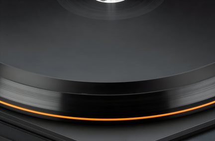 Platine vinyle noire en gros plan, plateau en rotation avec liseré orange