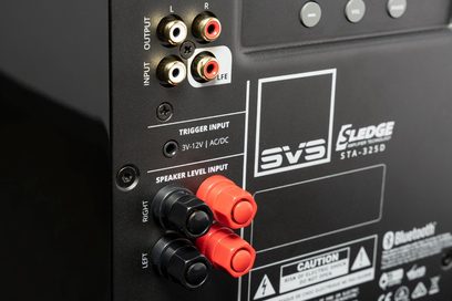 Anslutningspanel på en SVS SB-1000 PRO vit lackerad subwoofer med trigger-ingångar, högtalaringångar och justeringar