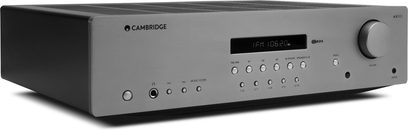 Cambridge Audio AX-R85 stereo hi-fi forstærker i sølv, frontpanel med display, knapper og stik, set forfra