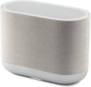 Chytrý reproduktor Denon Home 400 ve světle béžové barvě, s vertikálním oválným tvarem, síťovanou textilií a bílými bočními ovládacími prvky