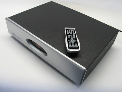 Stereo předzesilovač Perreaux Prisma SM6 mKII v černé barvě, pohled shora v perspektivě, s dálkovým ovladačem položeným na horní straně