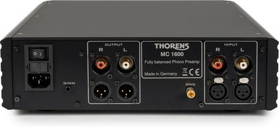 Schwarzer Thorens MC 1600 Phono-Vorverstärker Rückenansicht mit RCA- und XLR-Ein- und Ausgängen sowie Netzschalter