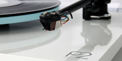 Giradischi Rega Planar 2 con braccio nero, testina con fili colorati, piatto vinile nero, vista ravvicinata