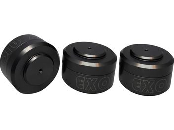 Drei Aktyna EXO Antivibrationsdämpfer aus mattschwarzem Metall, kompakte zylindrische Form mit leicht vertiefter Oberseite und seitlicher Beschriftung, Ansicht aus drei Vierteln
