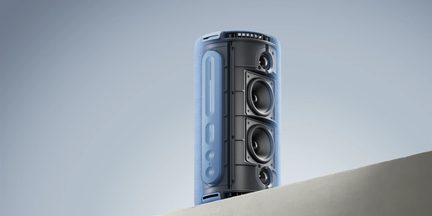 Modri cilindrični prenosni zvočnik Bluetooth s prozorno sprednjo stranjo in vidnimi zvočniki v tričetrtinskem pogledu