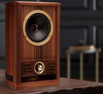 Altoparlante Bluetooth in stile radio vintage, finitura in legno marrone con altoparlante nero e quadrante dorato centrale
