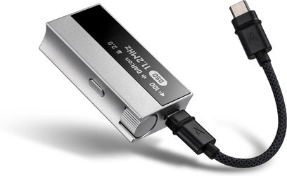 Портативний аудіоконвертер Astell&Kern AK-HC5 сріблястого кольору з чорним екраном, бічним коліщатком і плетеним кабелем USB-C