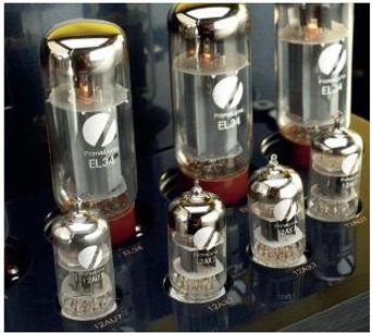 Průhledné skleněné elektronky se stříbrnou kovovou základnou, svisle seřazené na černém podstavci, s vytištěným logem "EL34"