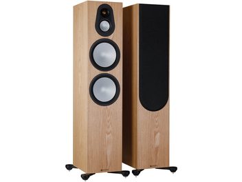 Δύο ηχεία πύργου Monitor Audio Silver 500 7G σε ανοιχτόχρωμη οξιά, εμπρόσθια άποψη, με μαύρους βομβητές