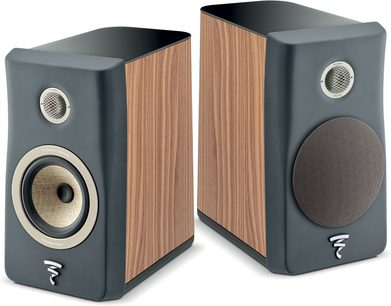 Altavoces de estantería Focal Kanta N°1, madera de nogal, frontal gris oscuro mate, uno con tapa, el otro con tweeter enrejado y woofer