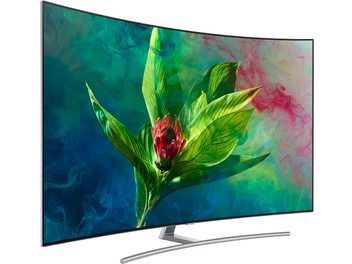 Zakřivený televizor Samsung QE55Q8C 2018 zobrazující jasně červený květ s úzkými okvětními lístky na mlhavém modrozeleném pozadí