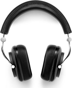 Černá bezdrátová circum-aurální sluchátka Bowers & Wilkins P7, polstrovaný hlavový most, oválné náušníky, pohled zepředu