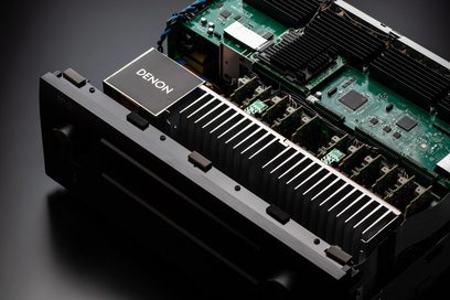 Domácí kino Denon AVC-X6800H v černé barvě, pohled na vnitřní elektronické součástky na zelených tištěných spojích