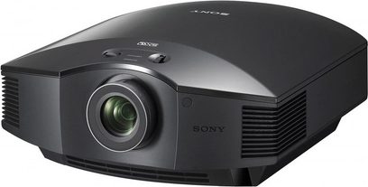 Sony VPL-HW55ES sort videoprojektor set forfra i 3/4 vinkel, projektorlinse, ventilationsgitter