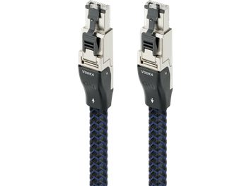 Nærbilde av Audioquest RJ/E Vodka Ethernet-kabel på 5 m, frontvisning med flettet nylonhylse i sort og blått, to sølvfargede metalliske RJ45-kontakter med svarte plasthetter merket VODKA og hvite retningspiler