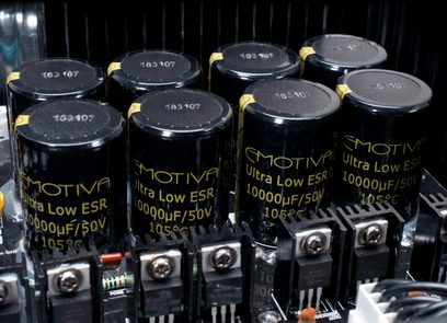 Sorte elektrolytiske kondensatorer "Emotiva Ultra Low ESR 10000uF/50V 105°C" på printet kredsløbskort