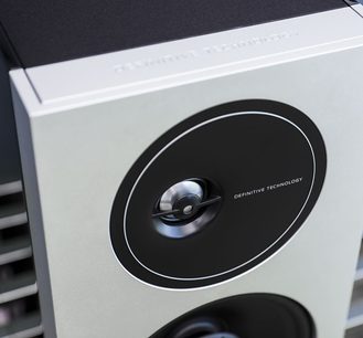 Definitive Technology D9 sort højttaler, tæt forfra, rund blank sort højttaler med hvid skrift