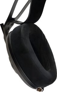 Almofada de auricular Meze Audio Pads híbrida preta, combinação de camurça perfurada e couro sintético liso sobre um anel circular espesso, vista lateral em ângulo baixo com conector dourado