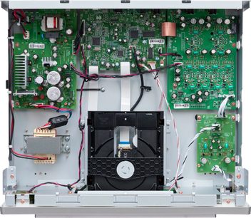 Lecteur CD Marantz CD60 сріблястого кольору, відкритий, вид на внутрішні компоненти: електронні схеми, зелені друковані плати, чорний вентилятор