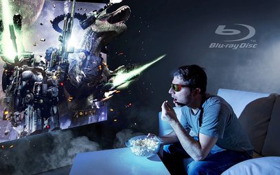 Homem jogando um jogo de ficção científica com robôs gigantes e explosões, comendo pipocas, com ar concentrado