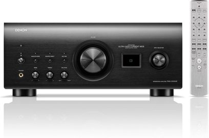 Integrovaný stereo hi-fi zesilovač Denon PMA-3000NE v černé barvě, pohled zepředu, kulaté ovládací tlačítka, digitální displej, stříbrné dálkové ovládání