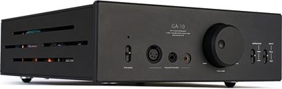 Preamplificatore per cuffie Hifiman GA-10, vista angolare, parte frontale nera, manopola del volume circolare, prese per cuffie, interruttore di alimentazione
