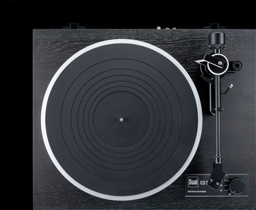 Hi-Fi-Plattenspieler Dual CS 518 in Schwarz mit Holzsockel, Draufsicht, mit schwarzem, kreisförmigem Teller mit hellem Rand, geradem schwarzen Tonarm mit Gegengewicht und drehbarem Geschwindigkeitswahlschalter unten rechts