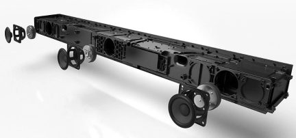 Indvendigt kabinet til en højttaler eller et audiosystem, bestående af sammenføjede sorte metalkomponenter, set fra siden