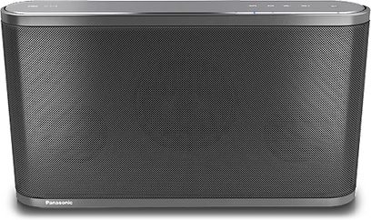 Bezdrátový chytrý reproduktor Panasonic SC-ALL8EG-K v černé barvě, pohled zepředu, zaoblený obdélníkový tvar, kovová mřížka na přední straně