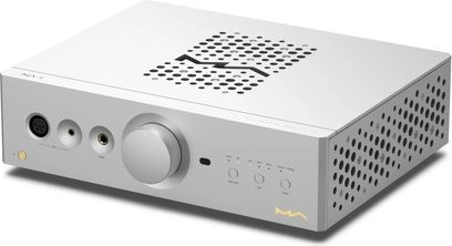 Matrix Audio NA-1 hõbedane kõrvaklappide eelvõimendi, suur keskne nupp ja perforeeritud korpus kolmveerandvaates