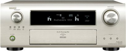 Denon AVR 4311 hjemmebiograf-forstærker set forfra, sølvfarvet front med blåt display, knapper og stik på forsiden