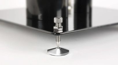 Контрпідставка Norstone Design сріблясто-сірого кольору з хромованого металу, вид спереду крупним планом на білому тлі, відблиск на основі