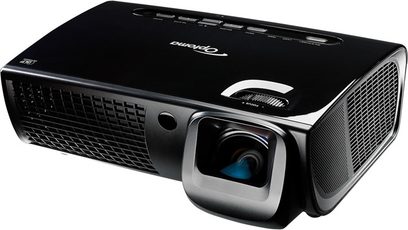 Optoma EX525ST sort videoprojektor set forfra og fra siden, forskudt objektiv, ventilationsriste