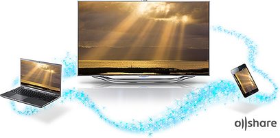 Plochý televizor Samsung UE55ES8000 zobrazující sluneční paprsky pronikající skrz mraky, se dvěma notebooky