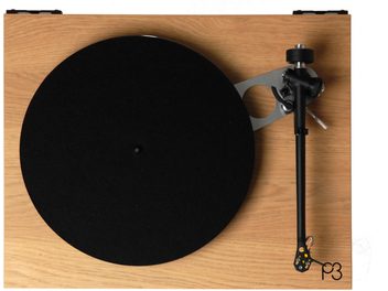 Giradischi Rega Planar 3 rovere chiaro, vista dall'alto con piatto nero opaco e braccio di lettura nero