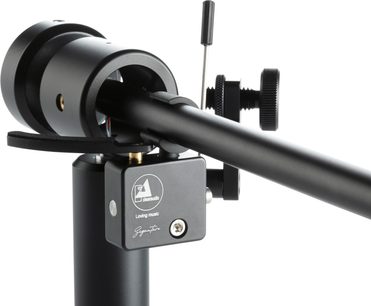 Hi-fi pladespiller ClearAudio Pack Concept Signature Jubilee Black, sort tonearm, close-up, 3/4 vinkel