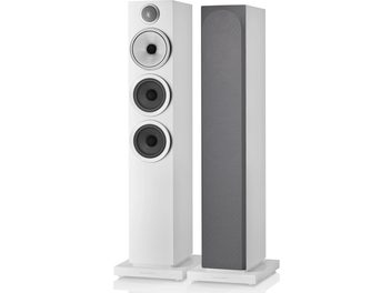 Două boxe de podea Bowers & Wilkins 704 S3 alb satinat, una cu grilă, cealaltă fără, văzute din față