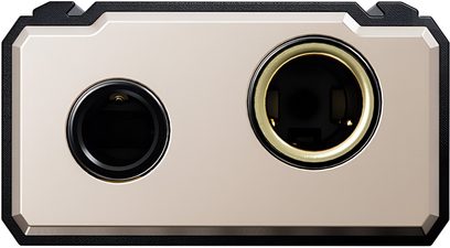 FiiO KA5 -kannettava audiomuunnin samppanjanvärisellä harjatulla metallikuorella ja mustilla reunoilla, lähikuva etupuolelta ulostulopaneelista, jossa 3,5 mm kuulokeliitäntä ja 4,4 mm balansoidun liitännän portti