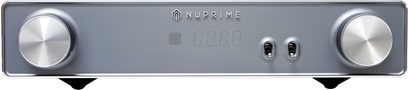 Convertitore audio DAC Nuprime AMG DAC in metallo argento, vista frontale, due grandi manopole, display a matrice di punti, due leve a bilanciere