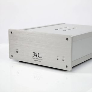 3D Lab Nano V5 zesilovač z broušeného hliníku, pohled zepředu, 2 tlačítka, 2 LED diody, konektory vzadu