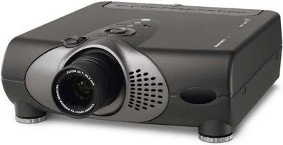 Marantz VP-15S1 sort videoprojektor set forfra, projektionslinse, ventilationsgitter, kontrolknapper