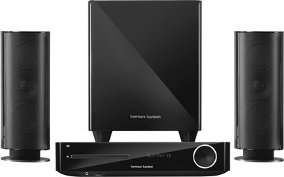 Harman Kardon BDS-477 hjemmebiografsystem bestående af en 3D Blu-ray-afspiller, to gulvhøjtalere og en basreflekskabinet, set forfra