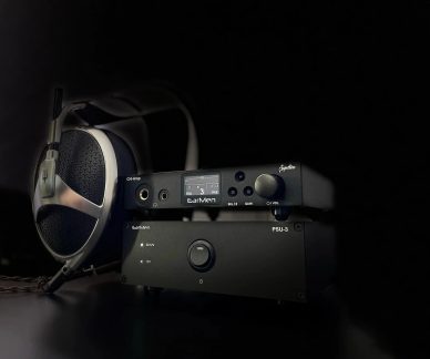 EarMen CH-Amp Signature sort hovedtelefonforstærker med PSU-3-strømforsyning og åbne hovedtelefoner